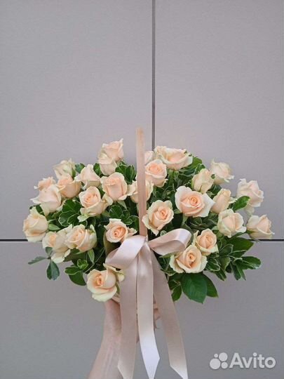 Розы в коробке, в корзине