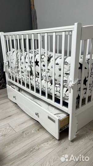 Детская кроватка с универсальным маятником