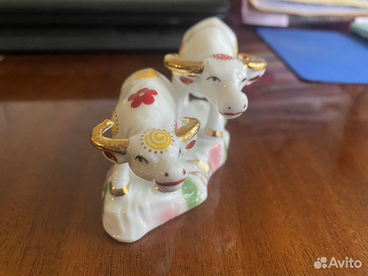 Статуэтка быки фарфоровая