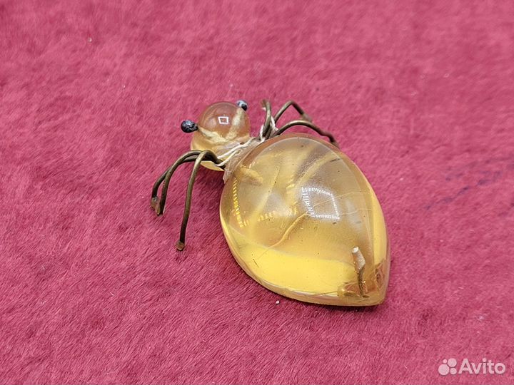 Брошь Паук Жук пластик цвет Янтарь