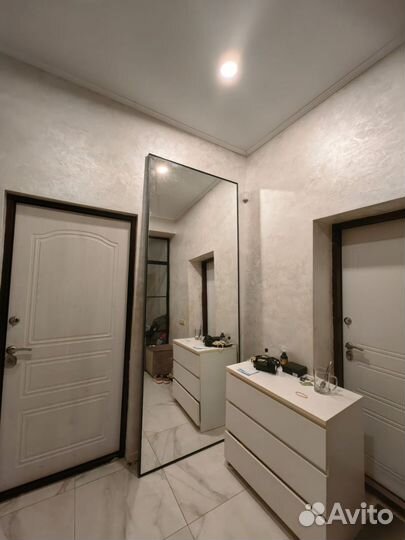 Зеркало в металлической раме