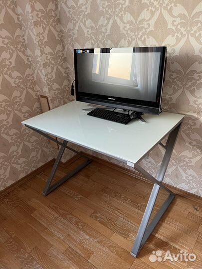 Компьютерный стол стеклянный