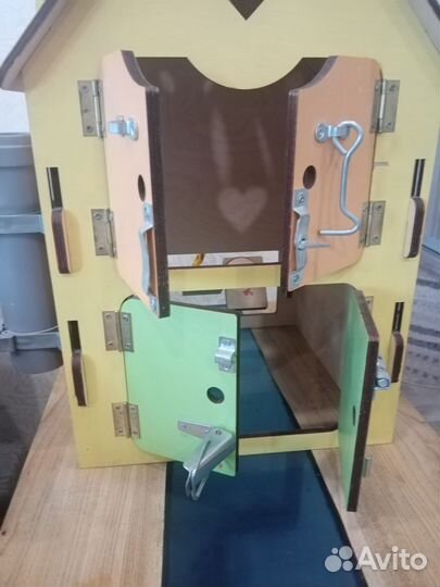 Домик кукольный бизиборд