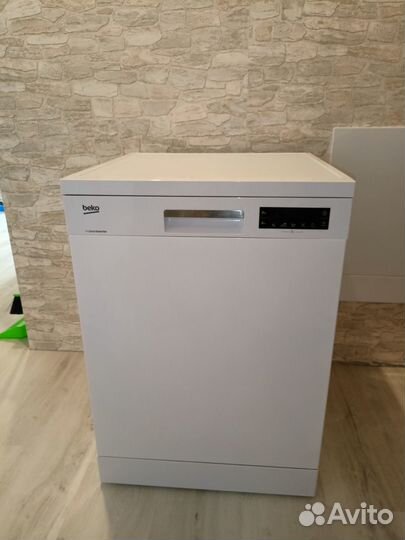 Посудомоечная машина Beko DFN28421W белая