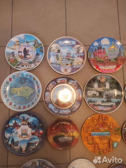 Сувенирные тарелки разных городов и стран