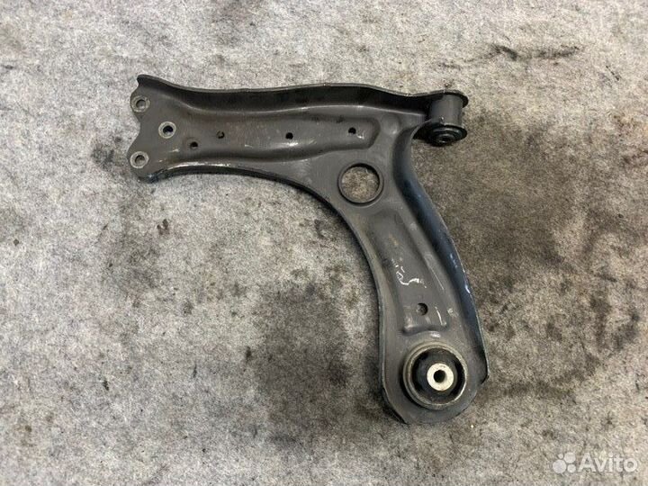 Рычаг передний правый Skoda Fabia 5J2