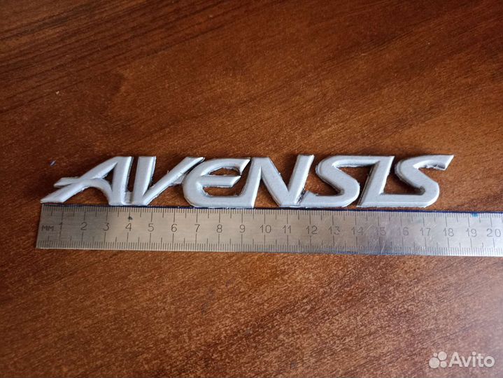 Надпись Avensis