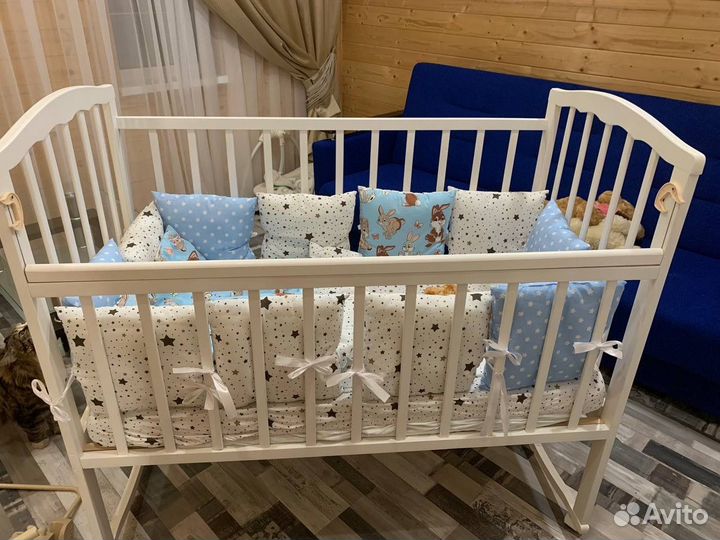 Детская кроватка на колесиках с бортами