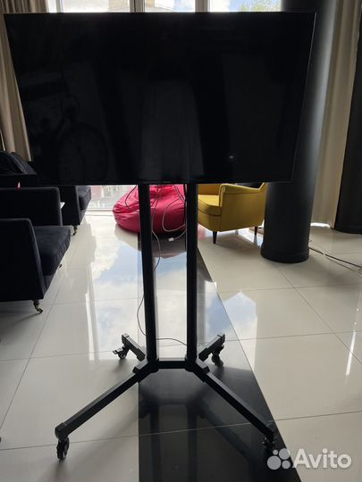 Стойка для телевизора на колесах