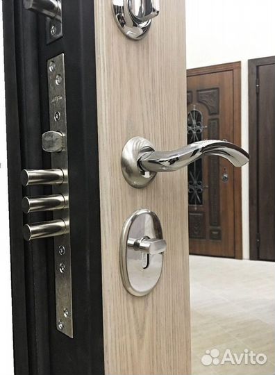 Входная дверь Стальной стандарт S1 с зеркалом