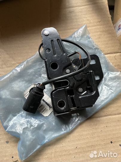 Замок капота Audi A4 B6