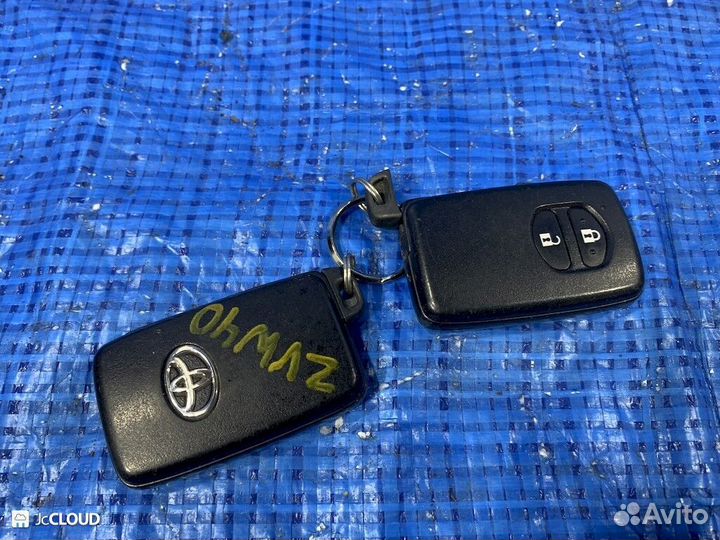 Ключ зажигания на toyota prius alpha ZVW40 2zrfxe