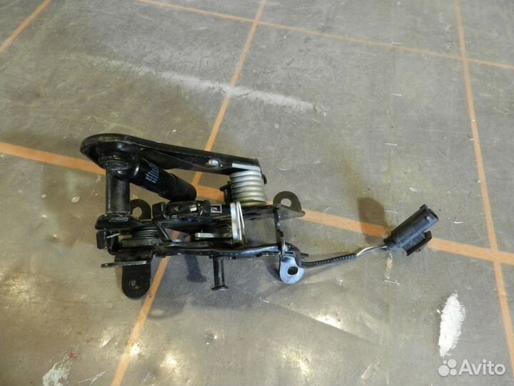 Замок капота левый - BMW 5 F10