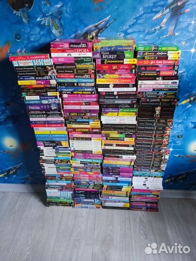 Книги в мягком переплете, 200 штук