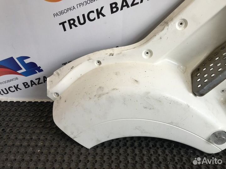 81615100758 Корпус подножек правый