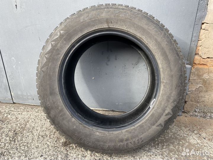 Bridgestone Blizzak Spike-01 235/65 R17