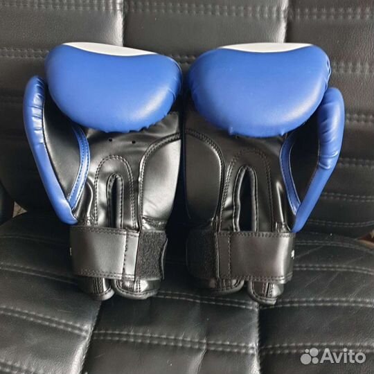 Боксерские перчатки 10 oz