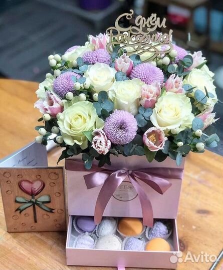 Шкатулка с клубникой в шоколаде и цветами