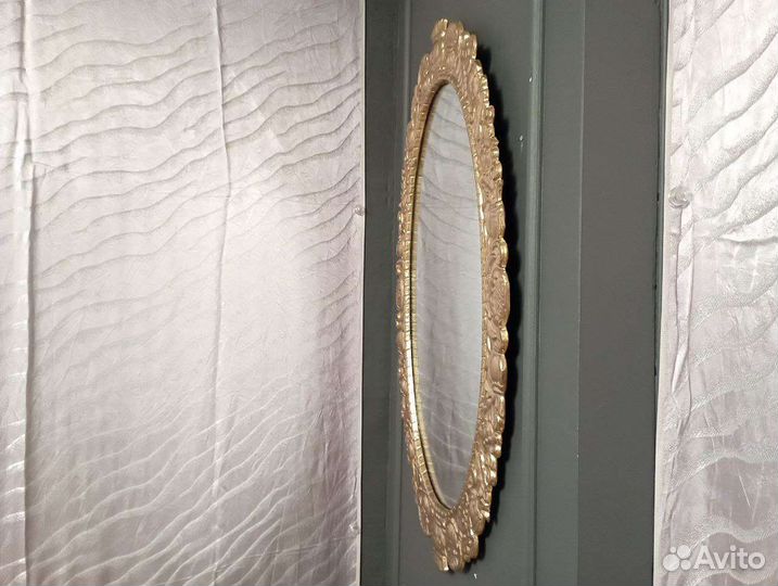 Интерьерное зеркало в узорной раме