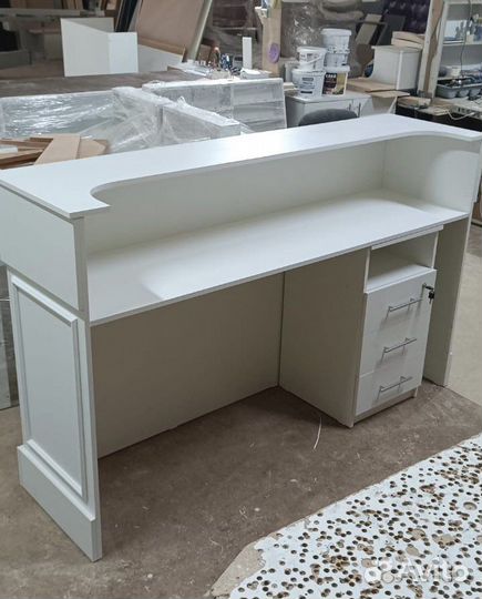 Стойка администратора ресепшен с молдингом