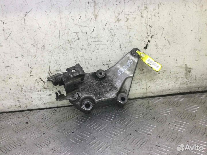 Кронштейн впускного коллектора Mercedes Sprinter a