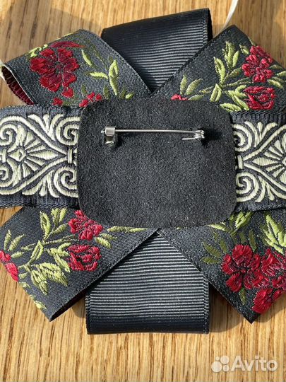 Брошь в стиле а-ля рус (A la russe)