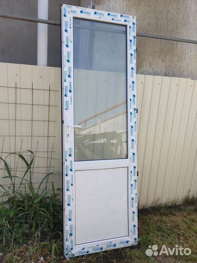 Дверь входная пластиковая со стеклом и рамой