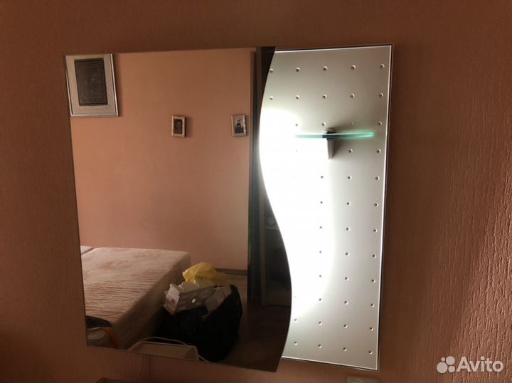 Зеркало с подсветкой и стеклянной полочкой