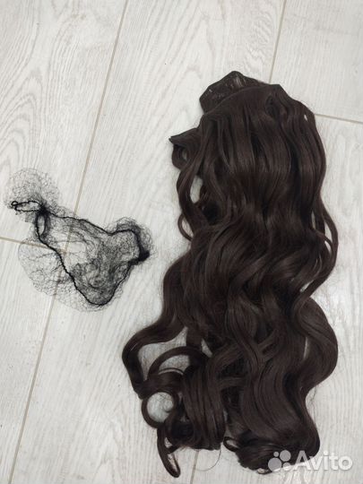 Волосы на заколках черные