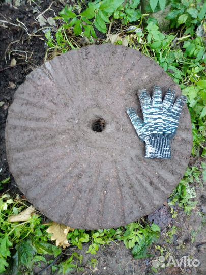 Каменные жернов старинный