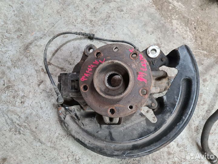 Левый поворотный кулак Renault Fluence