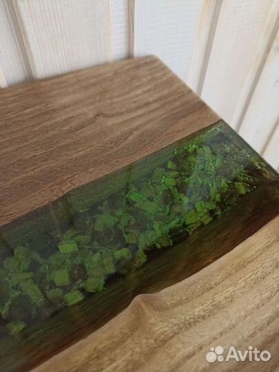 Полка настенная из массива и эпоксидной смолы лофт