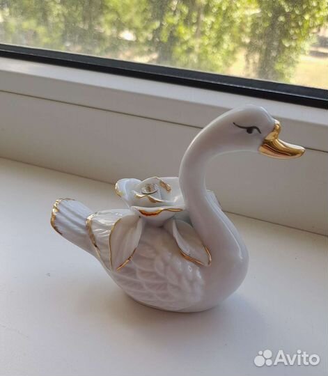 Статуэтка лебедь фарфор