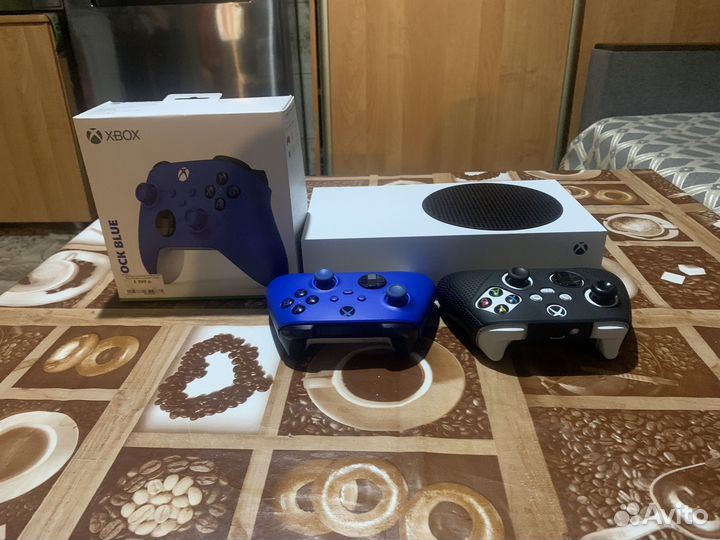 Xbox series s с 2 геймпадами