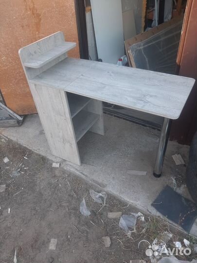 Маникюрный стол