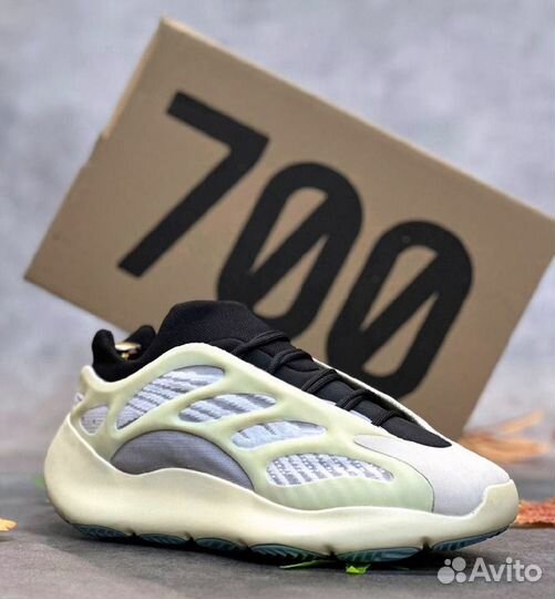 Кроссовки Adidas Yeezy boost 700 белые р42