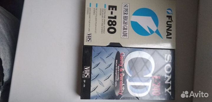 Видеокассеты с фильмами и без