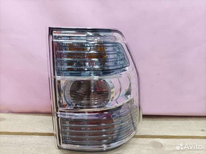 Фонарь правый Mitsubishi Pajero 4 2006