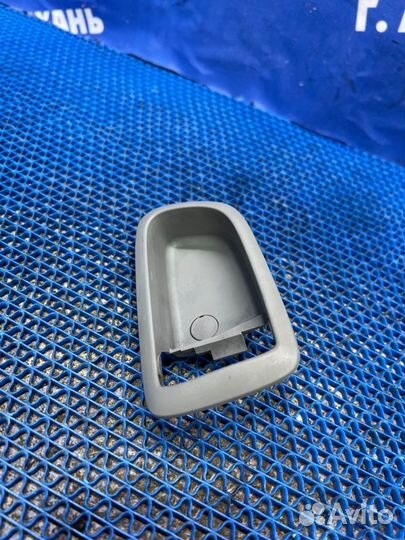 Накладка внутренней ручки двери Mazda Demio 2
