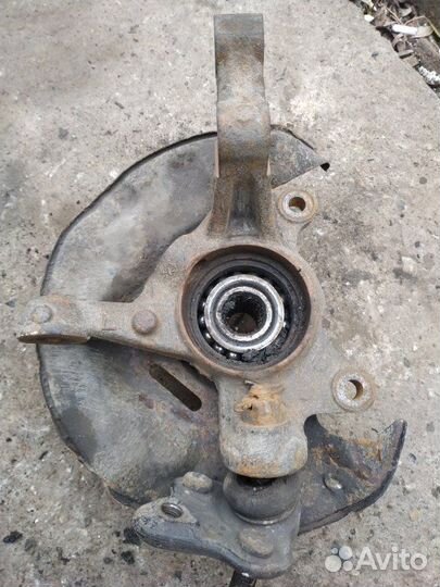 Кулак передний левый Toyota Corolla седан 1.6 2004