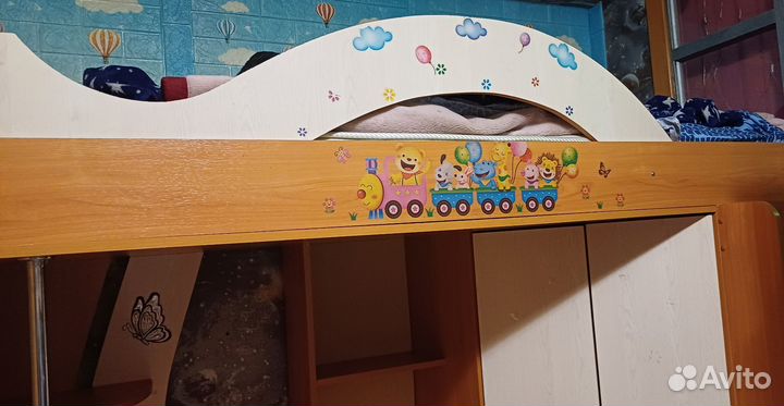 Кровать чердак со столом и шкафом