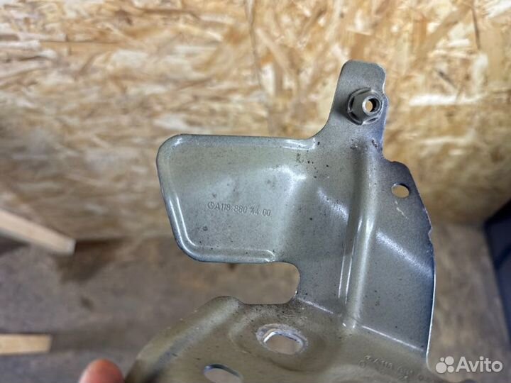 Кронштейн крыла правый Mercedes-Benz Cla C118