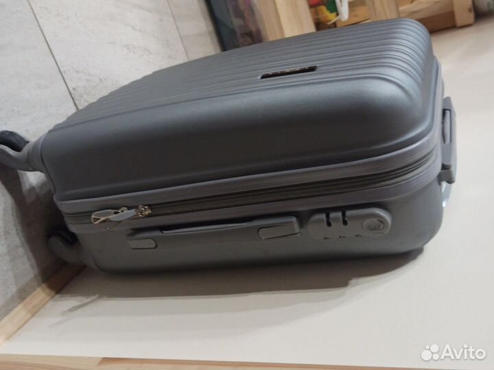 Чемодан с вещами