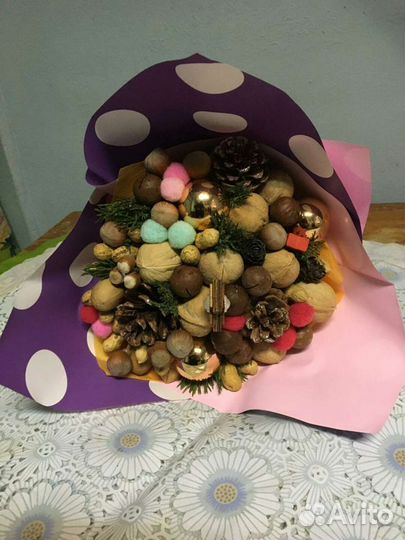 Букет из орехов