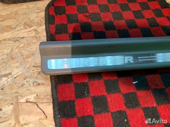 Накладка на порог передняя правая Subaru Forester