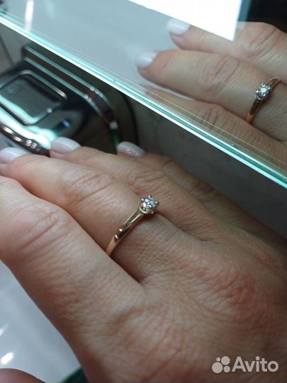 Кольцо с бриллиантом