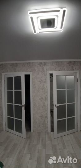 Двери белые классика с решеткой