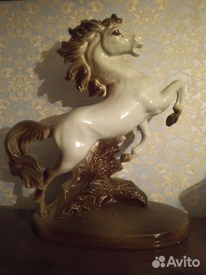 Статуэтка конь