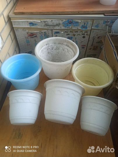 Горшки для цветов и металлические подставки