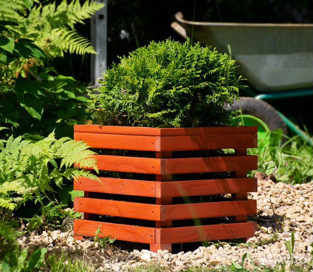 Деревянное кашпо для цветов